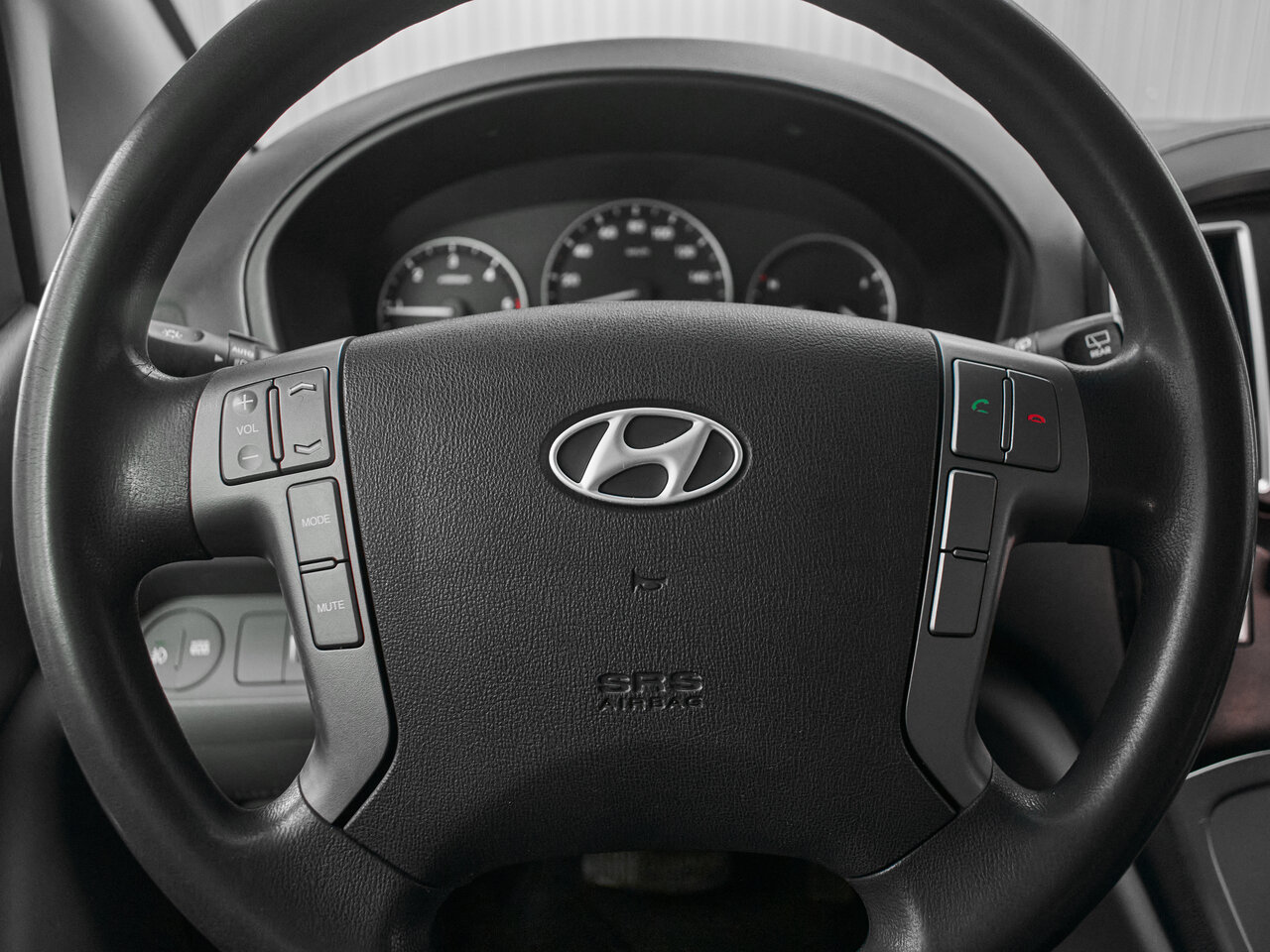 Купить Hyundai Grand Starex 2.5d AT (145 л.с.), 2017 в Екатеренбурге