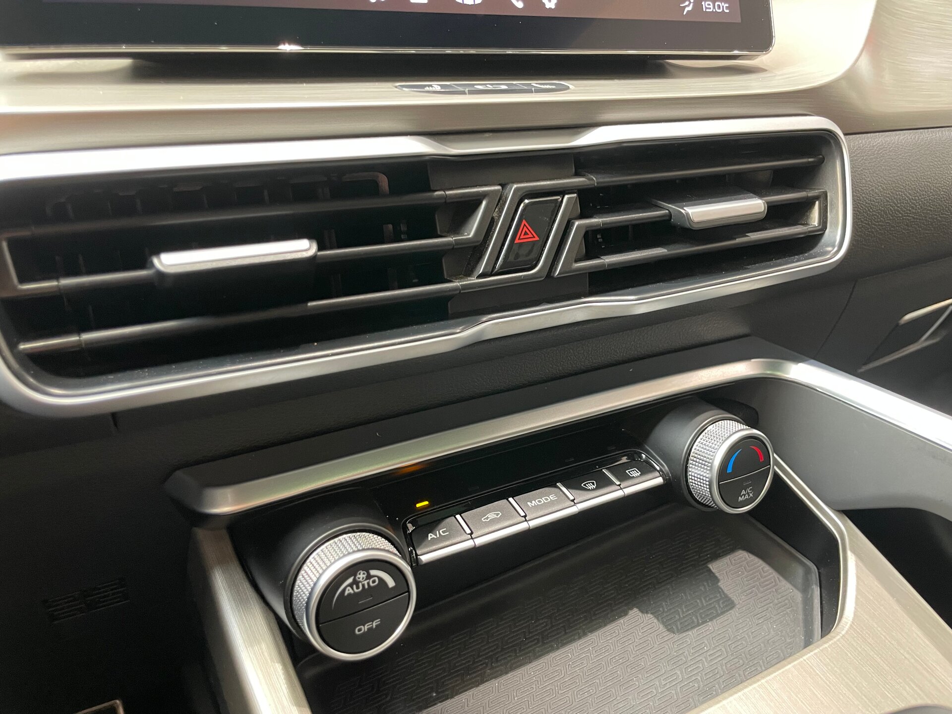 Автомобиль Geely Coolray 1.5 AMT (150 л.с.) - 17