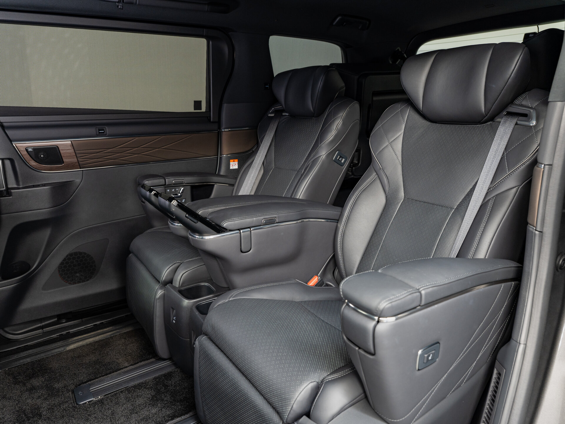 Автомобиль Toyota Alphard 2.5hyb CVT (190 л.с.) 4WD - 19