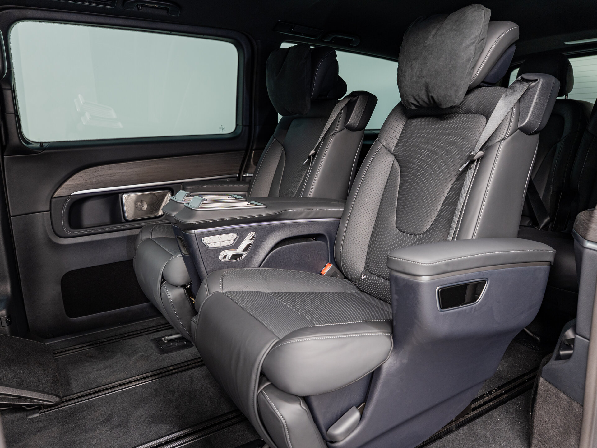 Автомобиль Mercedes-Benz V-Класс 300 d экстра длинный 2.0d AT (237 л.с.) 4WD - 18