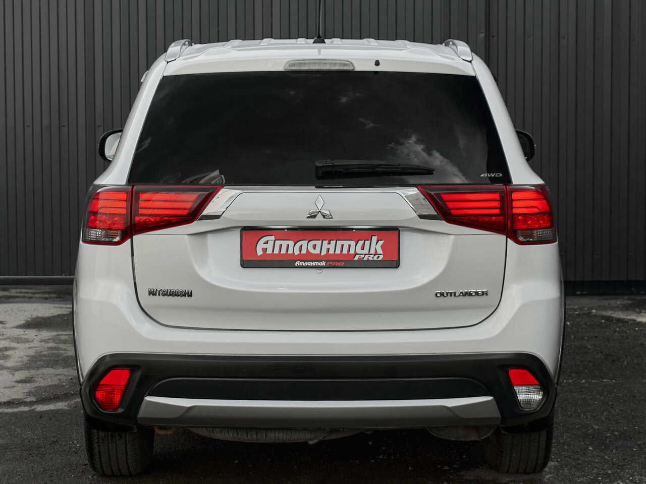 Купить Mitsubishi Outlander 2.4 CVT (167 л.с.) 4WD, 2015 в Екатеренбурге