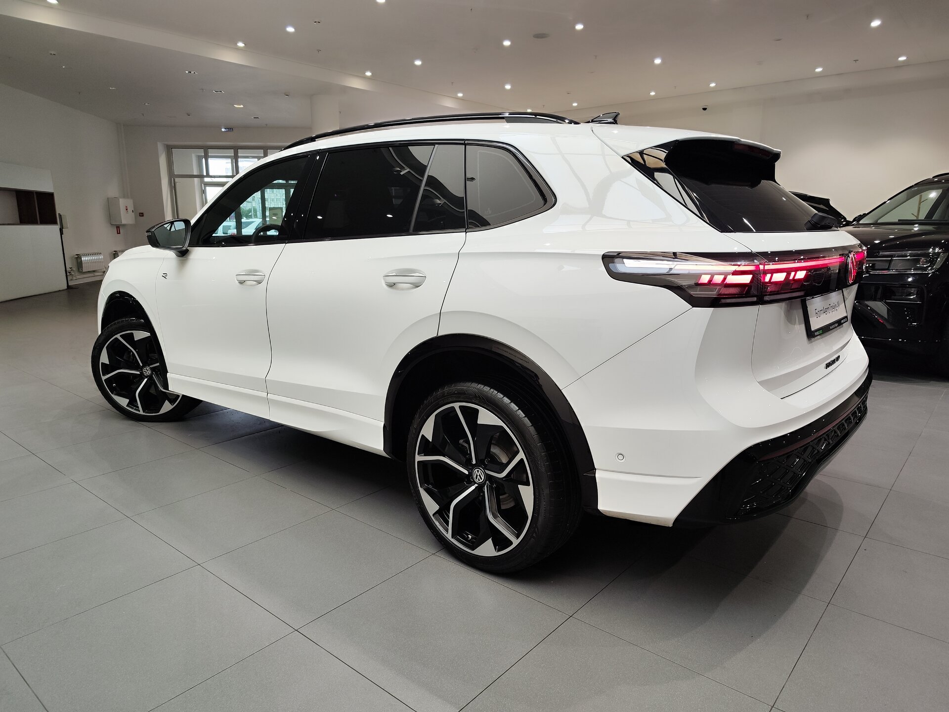 Автомобиль Volkswagen Tiguan L Pro 2.0 AMT (220 л.с.) 4WD - 4