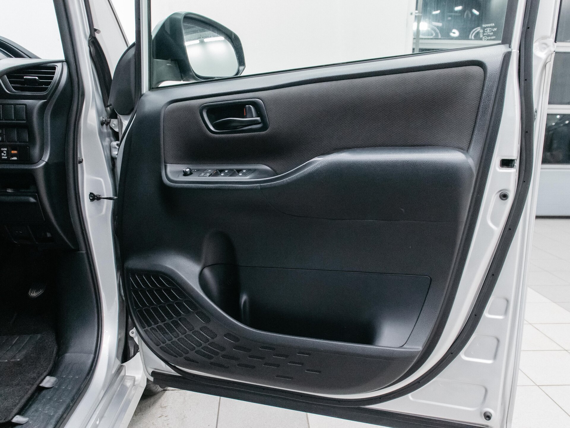 Toyota Noah 2018 9