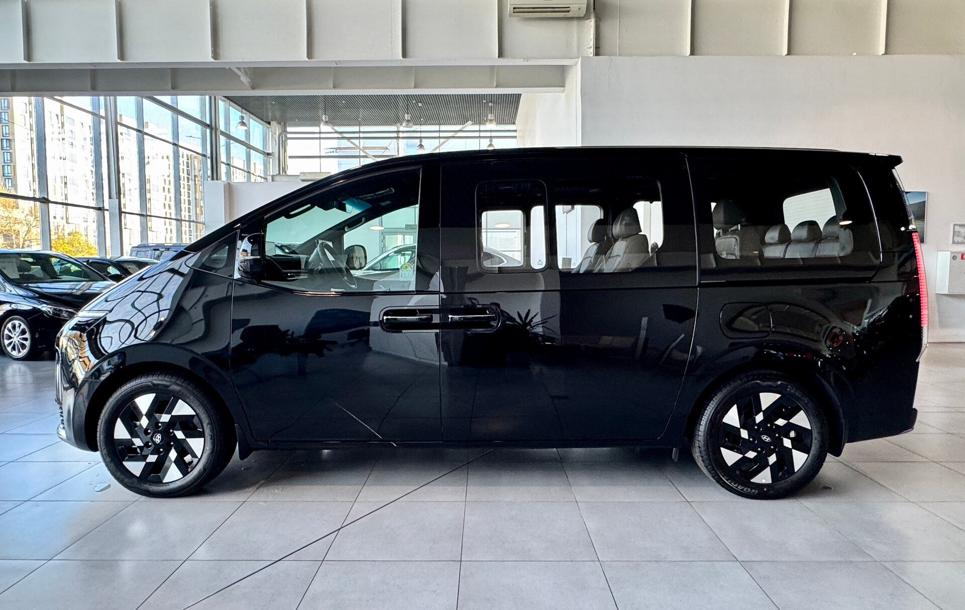 БУ автомобиль Hyundai Staria 2026  1.6 л ( 245 л. с.) Черный с пробегом 20 км