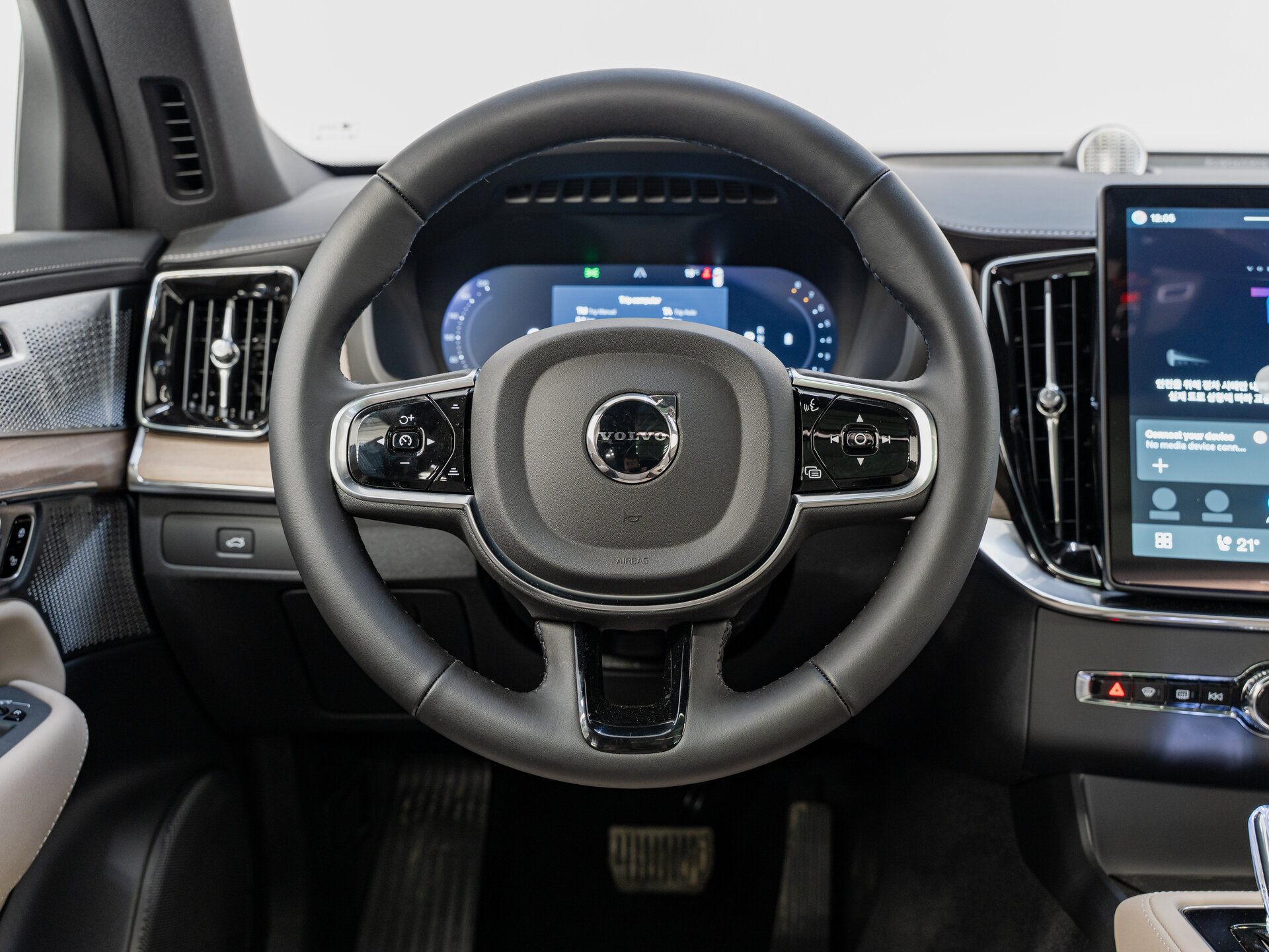 Автомобиль Volvo XC90 B6 2.0 AT (300 л.с.) 4WD - 17