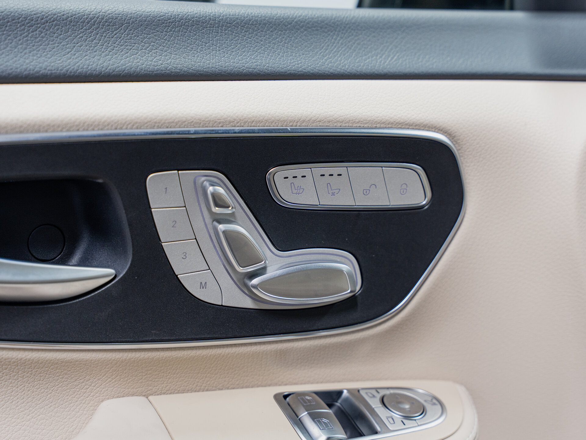 Автомобиль Mercedes-Benz V-Класс 300 d экстра длинный 2.0d AT (237 л.с.) 4WD - 19