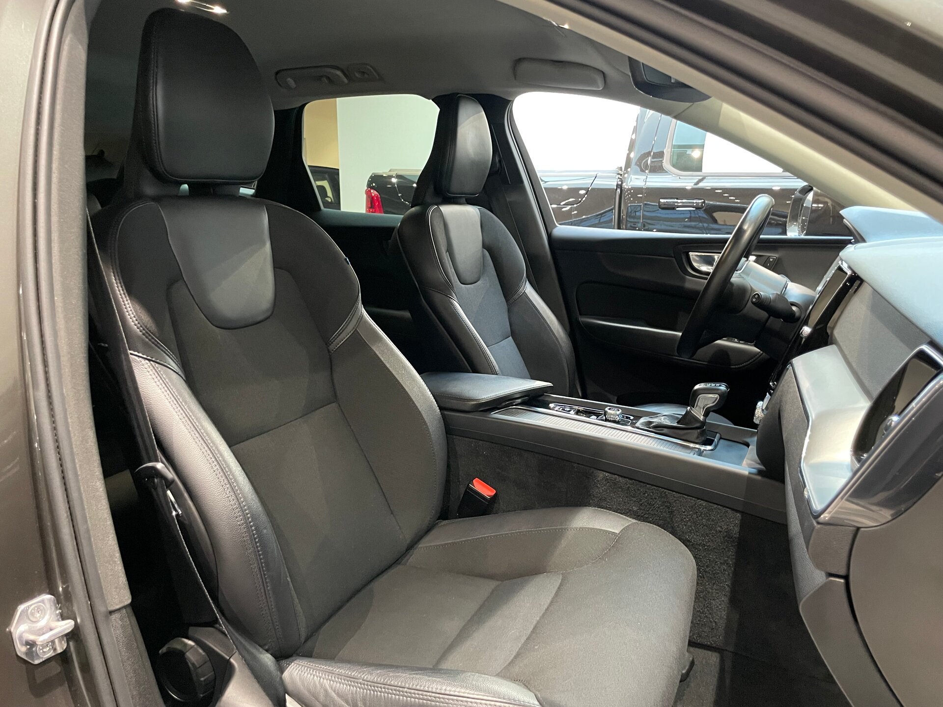 Автомобиль Volvo XC60 2.0 AT (249 л.с.) 4WD - 12