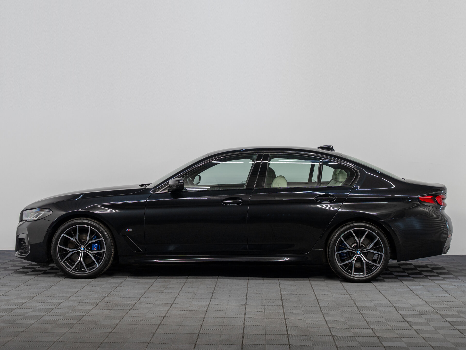Автомобиль BMW 5 серии 530i xDrive 2.0 AT (249 л.с.) 4WD - 8