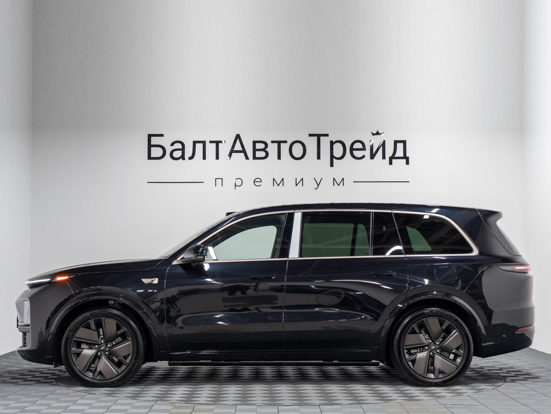 Автомобиль LiXiang L9 52.3 kWh 1.5hyb AT (449 л.с.) 4WD - 11