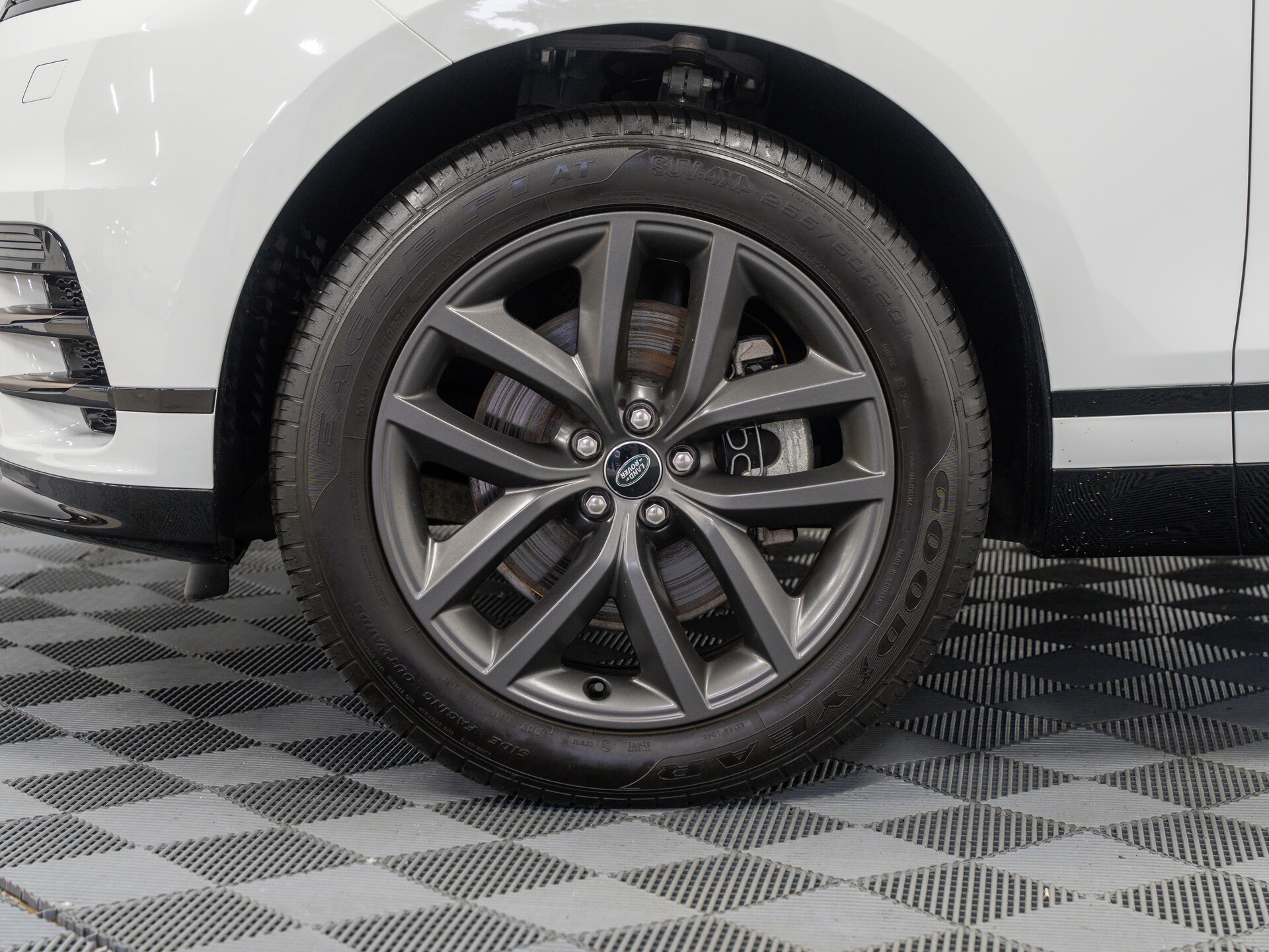 Автомобиль Land Rover Range Rover Velar 2.0 AT (250 л.с.) 4WD - 3