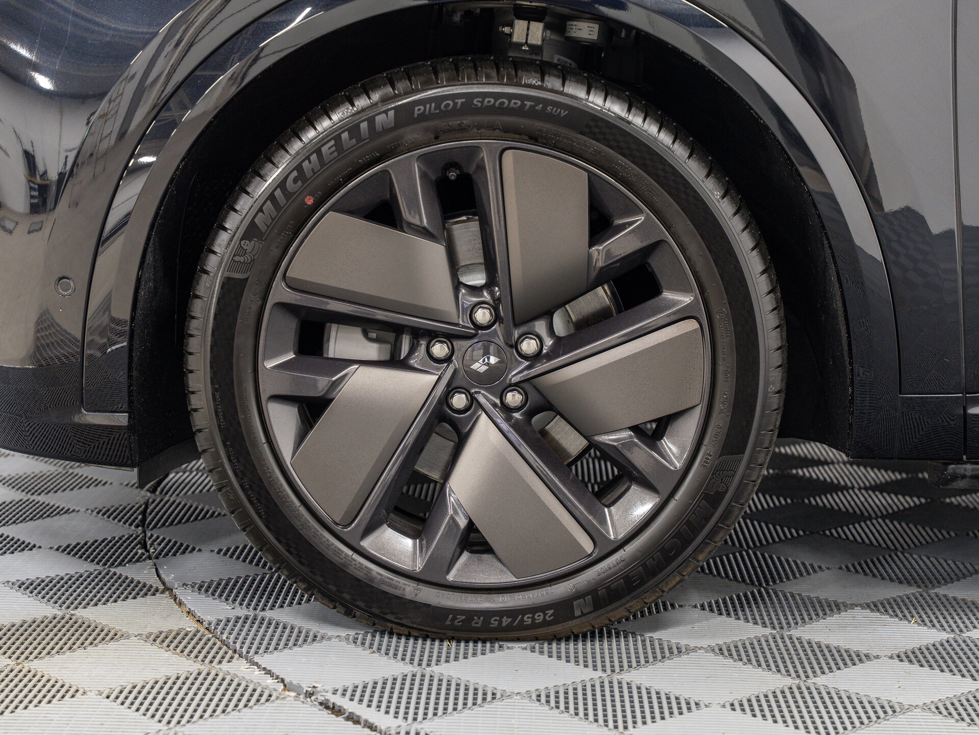 Автомобиль LiXiang L9 52.3 kWh 1.5hyb AT (449 л.с.) 4WD - 3