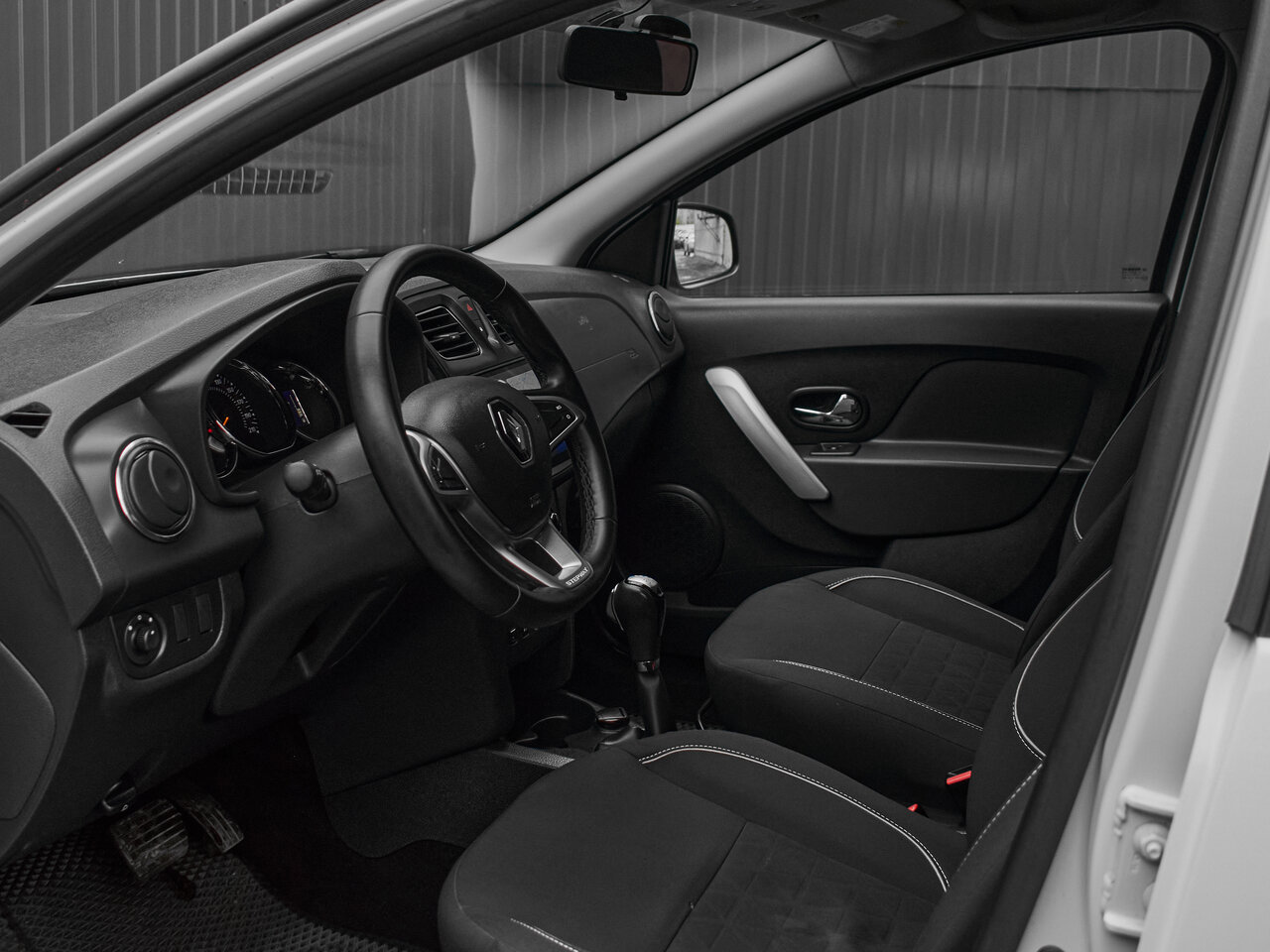 Купить Renault Sandero Stepway 1.6 AT (102 л.с.), 2018 в Екатеренбурге