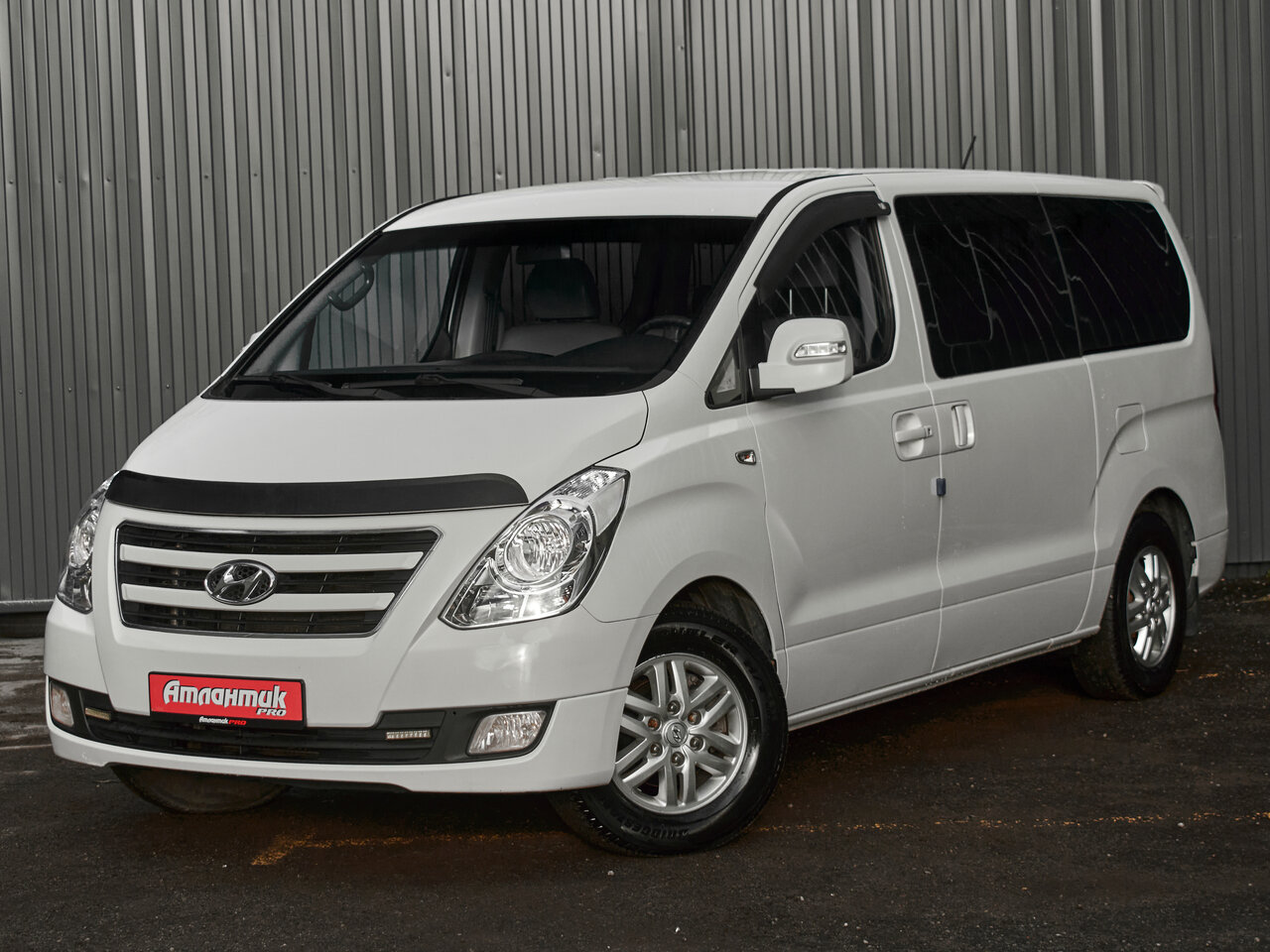 Купить Hyundai Grand Starex 2.5d AT (145 л.с.), 2017 в Екатеренбурге