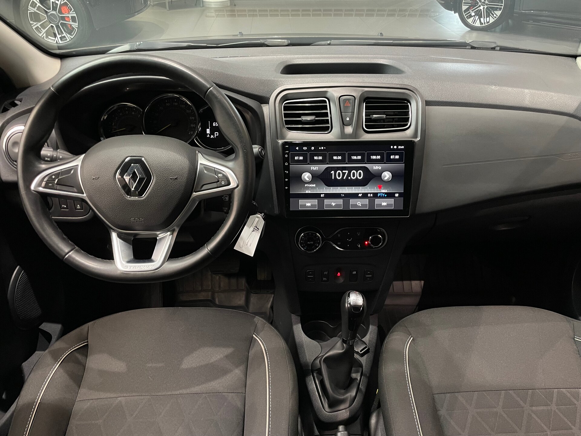 Автомобиль Renault Sandero Stepway 1.6 CVT (113 л.с.) - 13