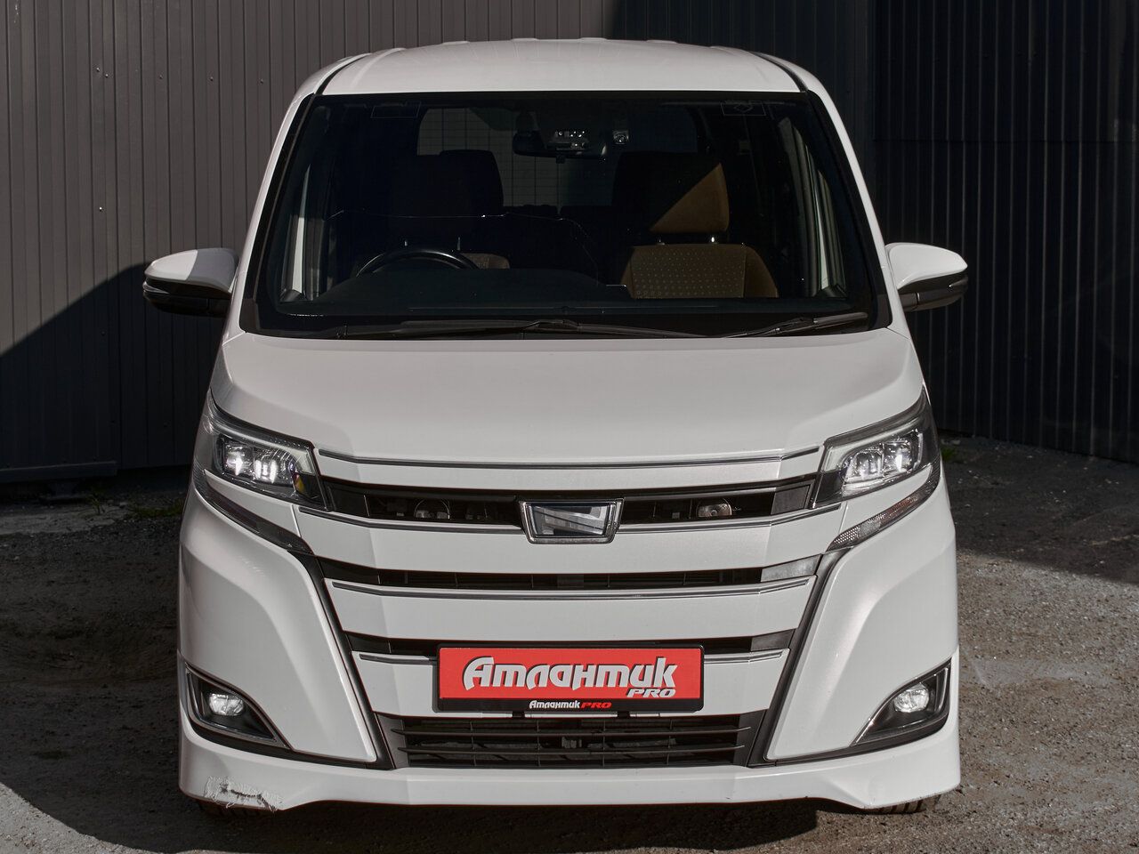 Купить Toyota Noah 1.8hyb CVT (99 л.с.), 2018 в Екатеренбурге