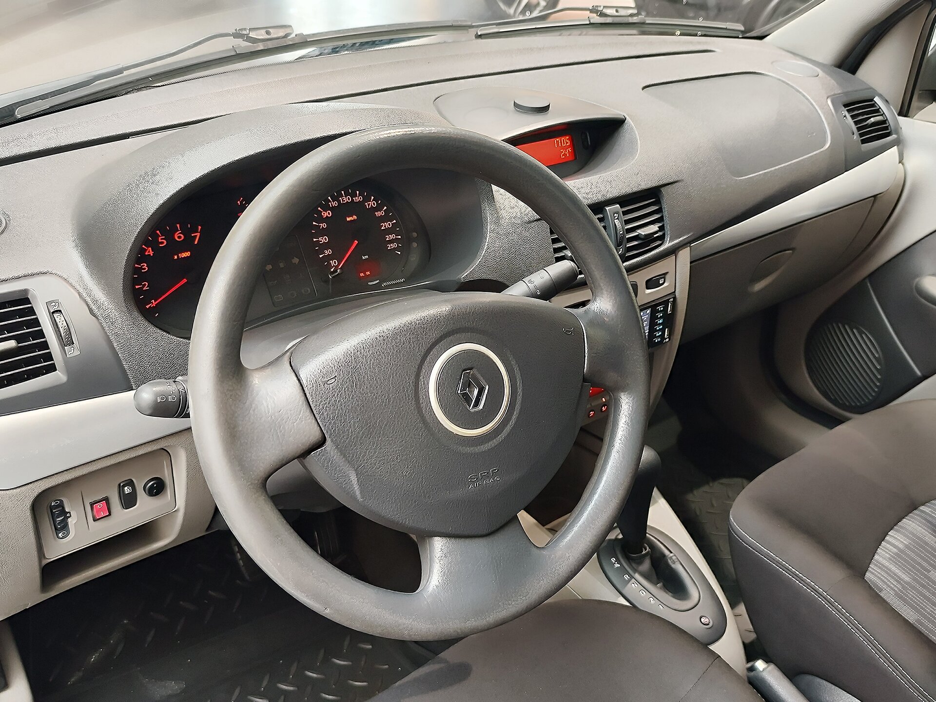 Автомобиль Renault Symbol 1.4 AT (98 л.с.) - 7