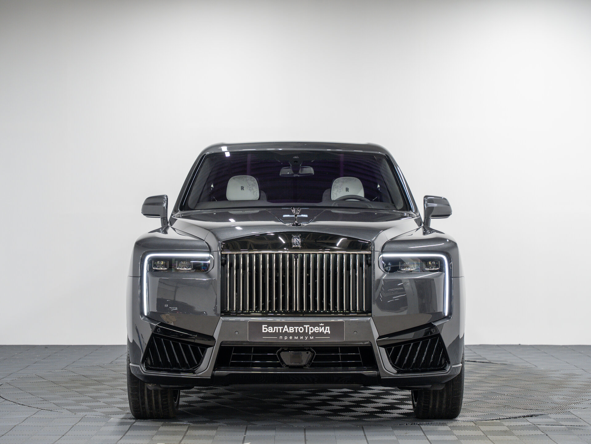 Автомобиль Rolls-Royce Cullinan Black Badge 6.8 AT (600 л.с.) 4WD - 5