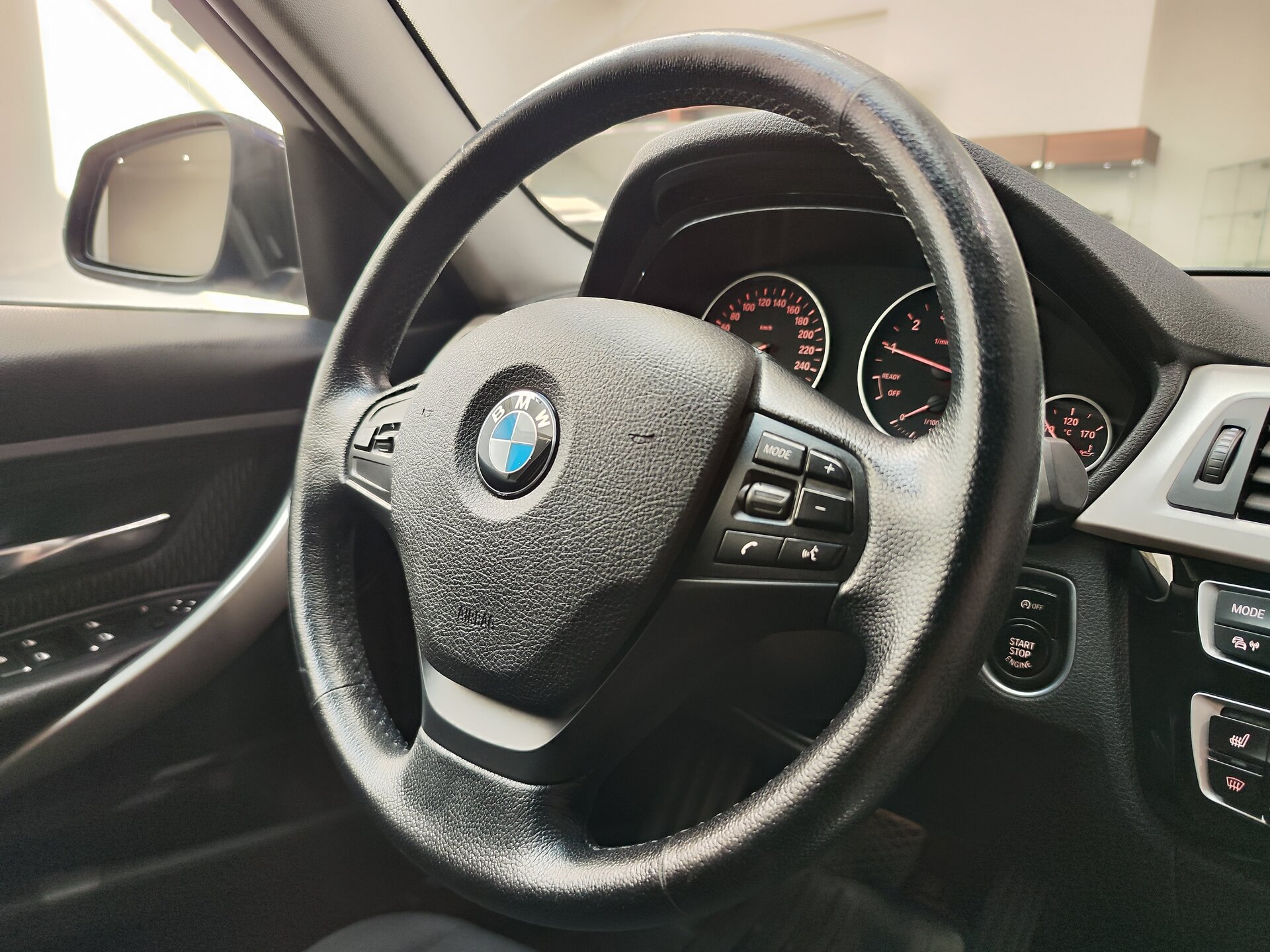 Автомобиль BMW 3 серии 318i 1.5 AT (136 л.с.) - 12