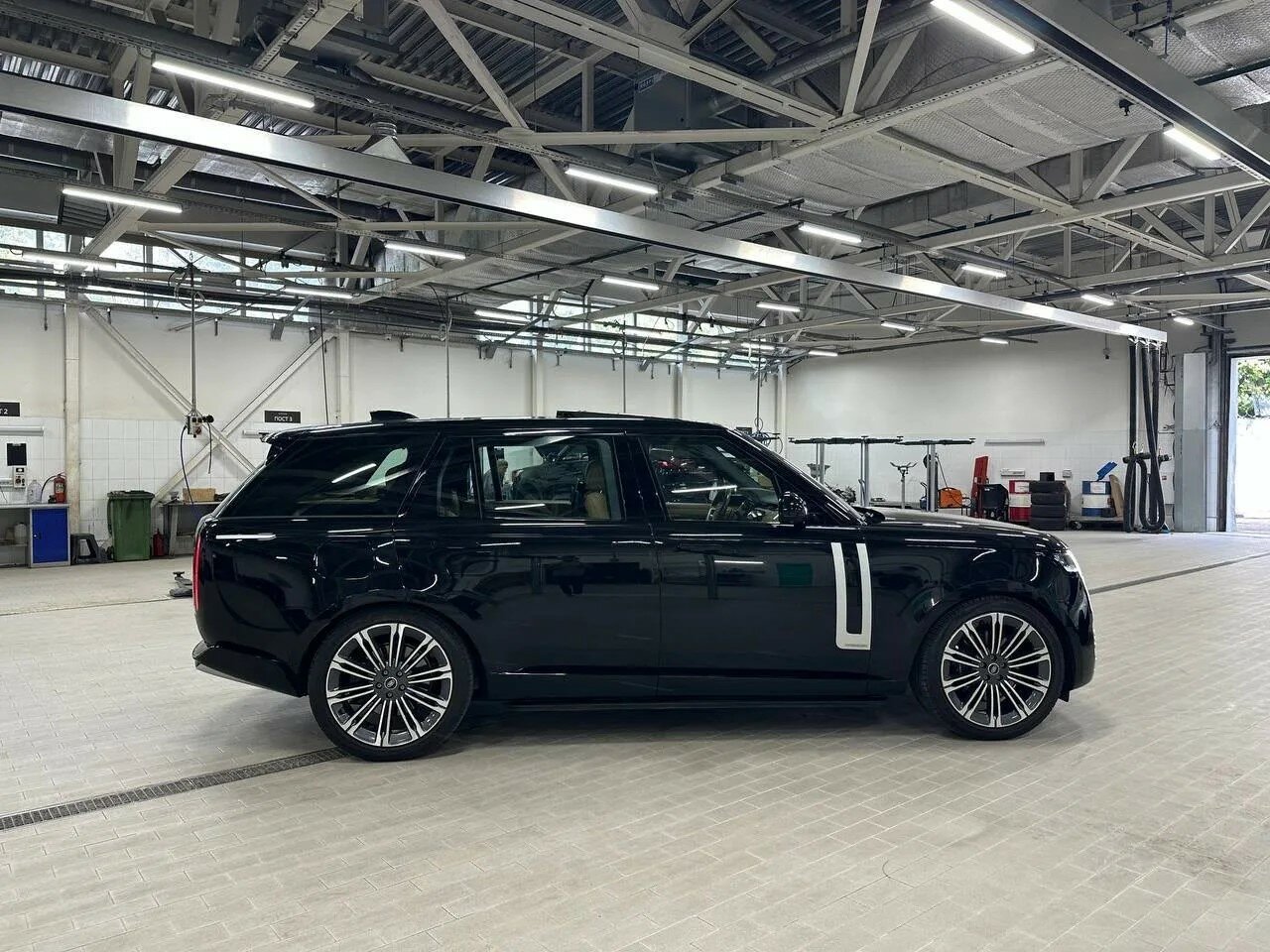 Автомобиль Land Rover Range Rover P530 MHEV Long 4.4 AT (530 л.с.) 4WD - 5