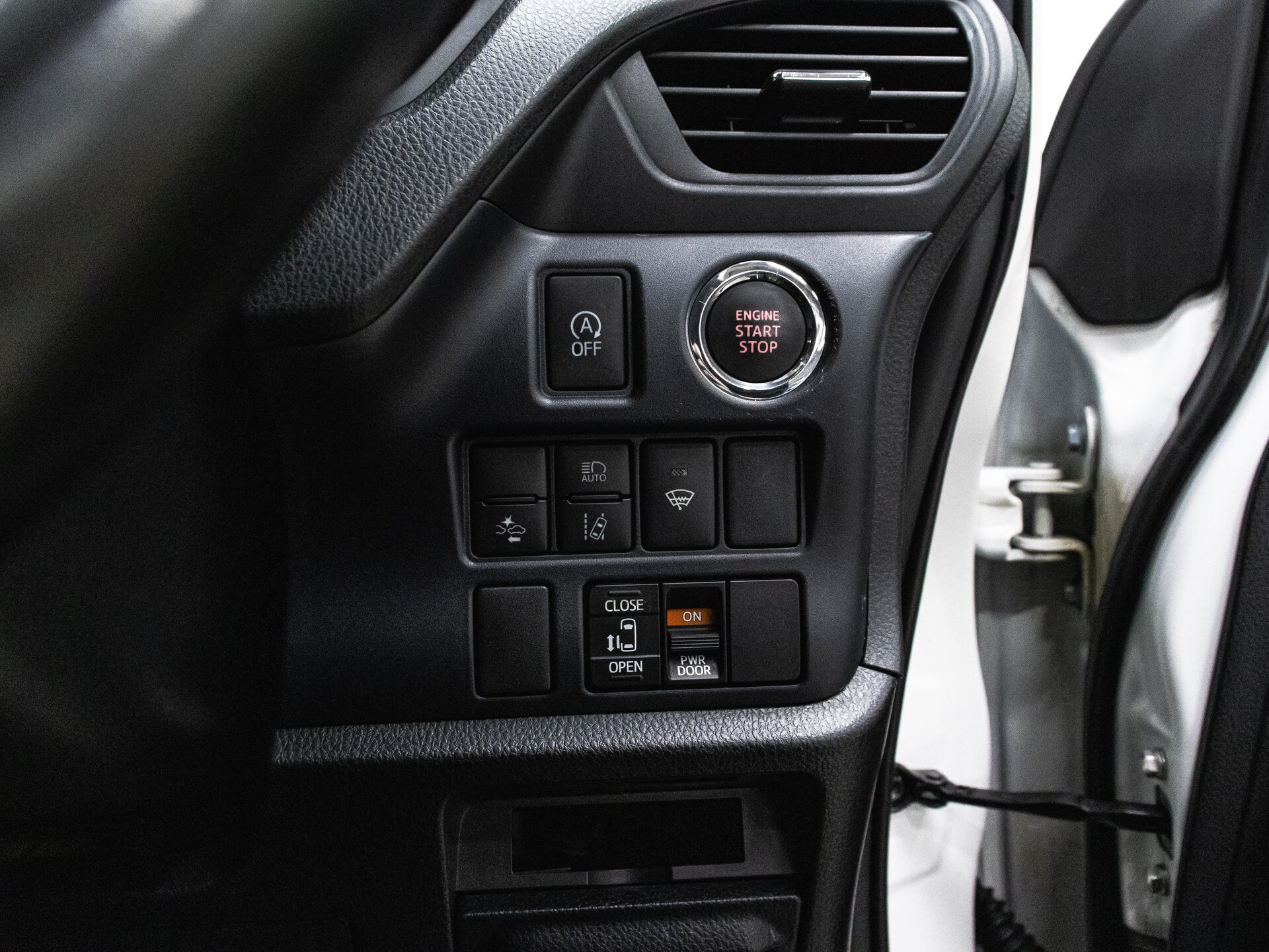 Toyota Noah 2017 16