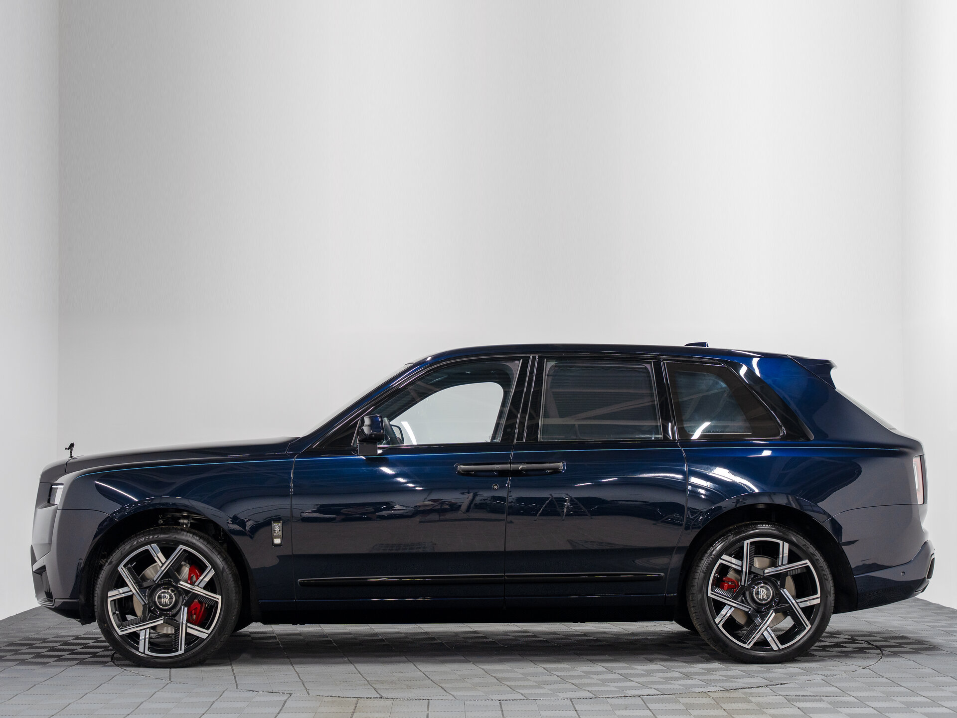 Автомобиль Rolls-Royce Cullinan Black Badge 6.8 AT (600 л.с.) 4WD - 12
