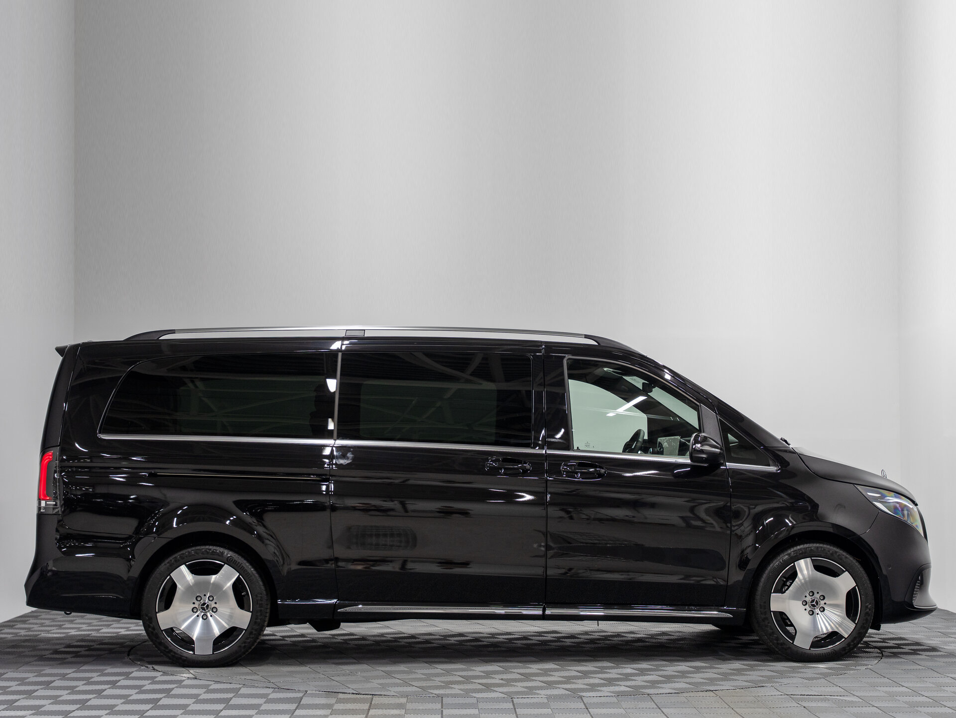 Автомобиль Mercedes-Benz V-Класс 300 d экстра длинный 2.0d AT (237 л.с.) 4WD - 6