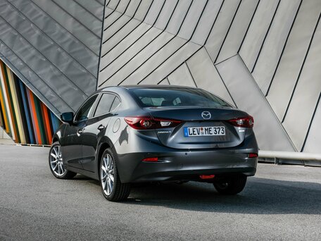 2017 Mazda 3 III (BM) Рестайлинг, красный, 2000000 рублей - вид 3