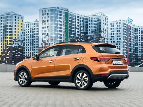 2020 Kia Rio X-Line IV, серебристый, 1700000 рублей - вид 3