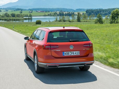 2017 Volkswagen Passat Alltrack B8, чёрный, 2828850 рублей - вид 3