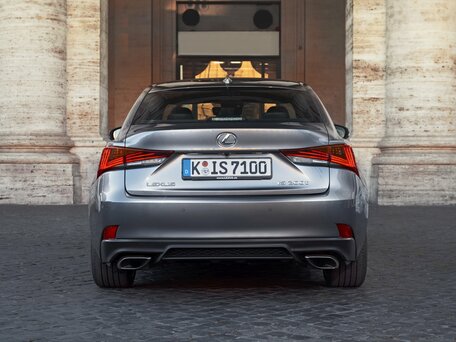 2018 Lexus IS 300 III Рестайлинг, синий, 2950000 рублей - вид 3