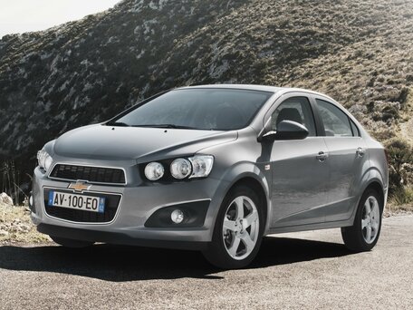 2013 Chevrolet Aveo II, серебристый, 800000 рублей