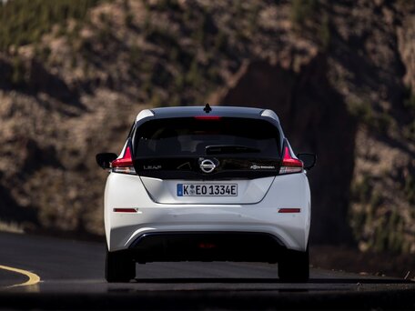 2018 Nissan Leaf II (ZE1), белый, 1560000 рублей - вид 3