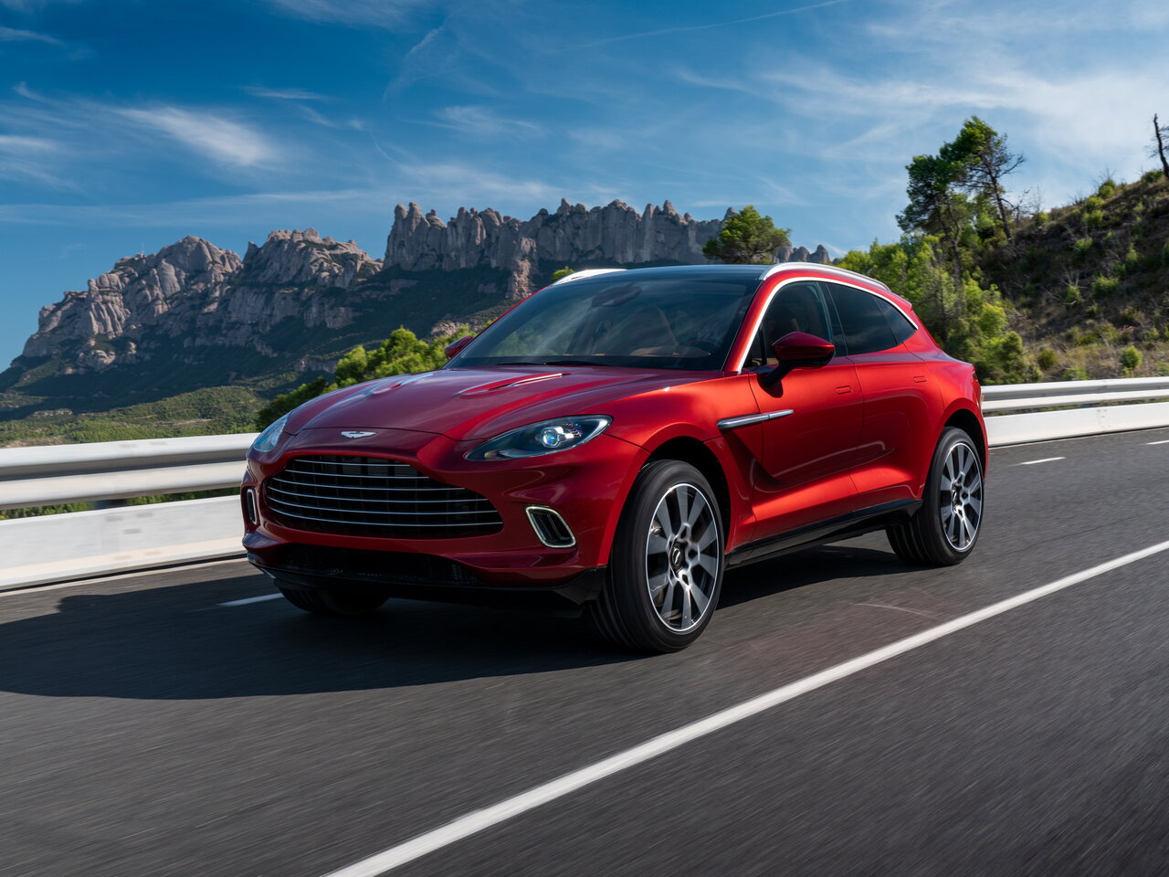 Aston Martin DBX Основной вид