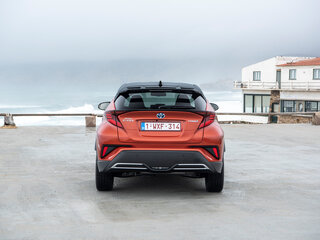 2022 Toyota C-HR I Рестайлинг, белый, 2900000 рублей, вид 4