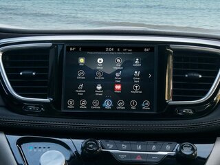 Медиацентр Uconnect 8.4’’ (Радио, MP3, USB, SD, GPS навигационная система на русском языке) с сенсорным экраном