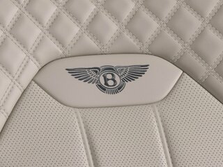 Вышитые на подголовниках эмблемы Bentley
