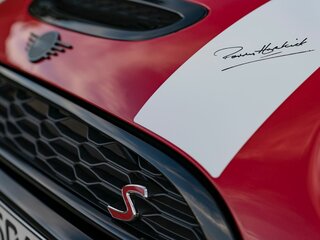 Подпись Падди «Paddy Hopkirk» на капоте и двери багажника
