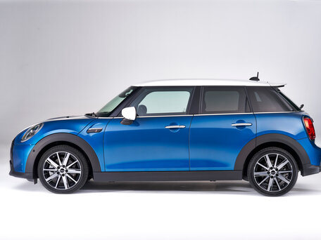 2021 Mini Hatch Cooper S III (F55/F56) Рестайлинг 2, чёрный - вид 1