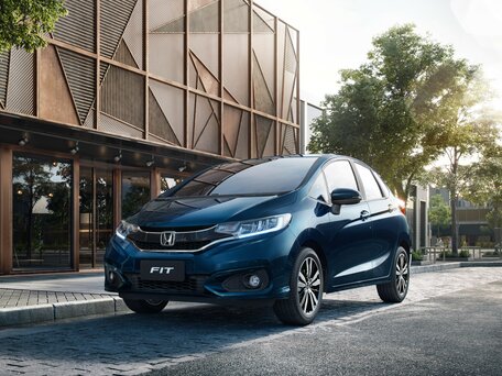 2018 Honda Fit III Рестайлинг, красный, 1250000 рублей