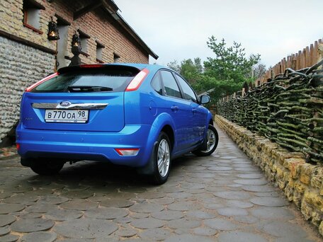 2011 Ford Focus II Рестайлинг, красный, 830000 рублей - вид 3