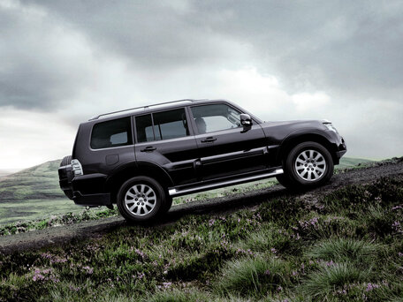 2008 Mitsubishi Pajero IV, серый, 1900000 рублей - вид 1