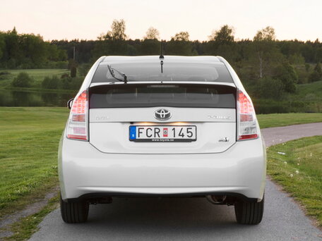 2010 Toyota Prius III (XW30), серый, 1100000 рублей - вид 3
