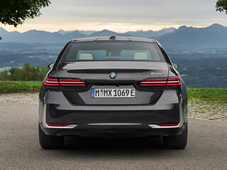 2025 BMW 5 серии 530i xDrive VIII (G60/G61/G68), серый, 8840000 рублей, вид 4