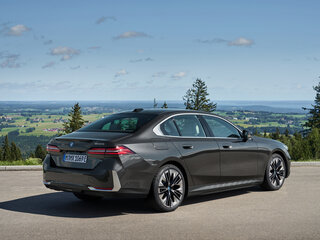 2025 BMW 5 серии 530i xDrive VIII (G60/G61/G68), серый, 8840000 рублей, вид 5