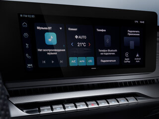 Мультимедийная система с 12.3" дисплеем, 6 динамиками, FM/AM, Bluetooth, Apple CarPlay и Android Auto