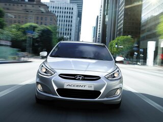 2013 Hyundai Solaris I, серебристый, 690000 рублей, вид 2