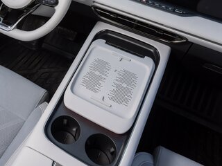 Беспроводная зарядка для смартфона на центральной консоли