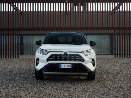 2021 Toyota RAV4 V (XA50), чёрный, 2800000 рублей - вид 3