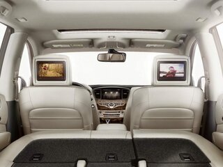 Информационно-развлекательный центр INFINITI с установленными в подголовниках передних сидений двумя 8’’ QHD дисплеями, проигрывателем DVD-дисков, расположенным на центральной консоли, пультом дистанционного управления и двумя парами беспроводных наушников + HDMI разъем