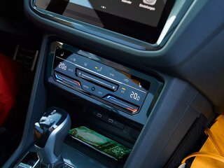 Трёхзонная система климат-контроля Air Care Climatronic с фильтром пыльцы и сенсорным управлением спереди